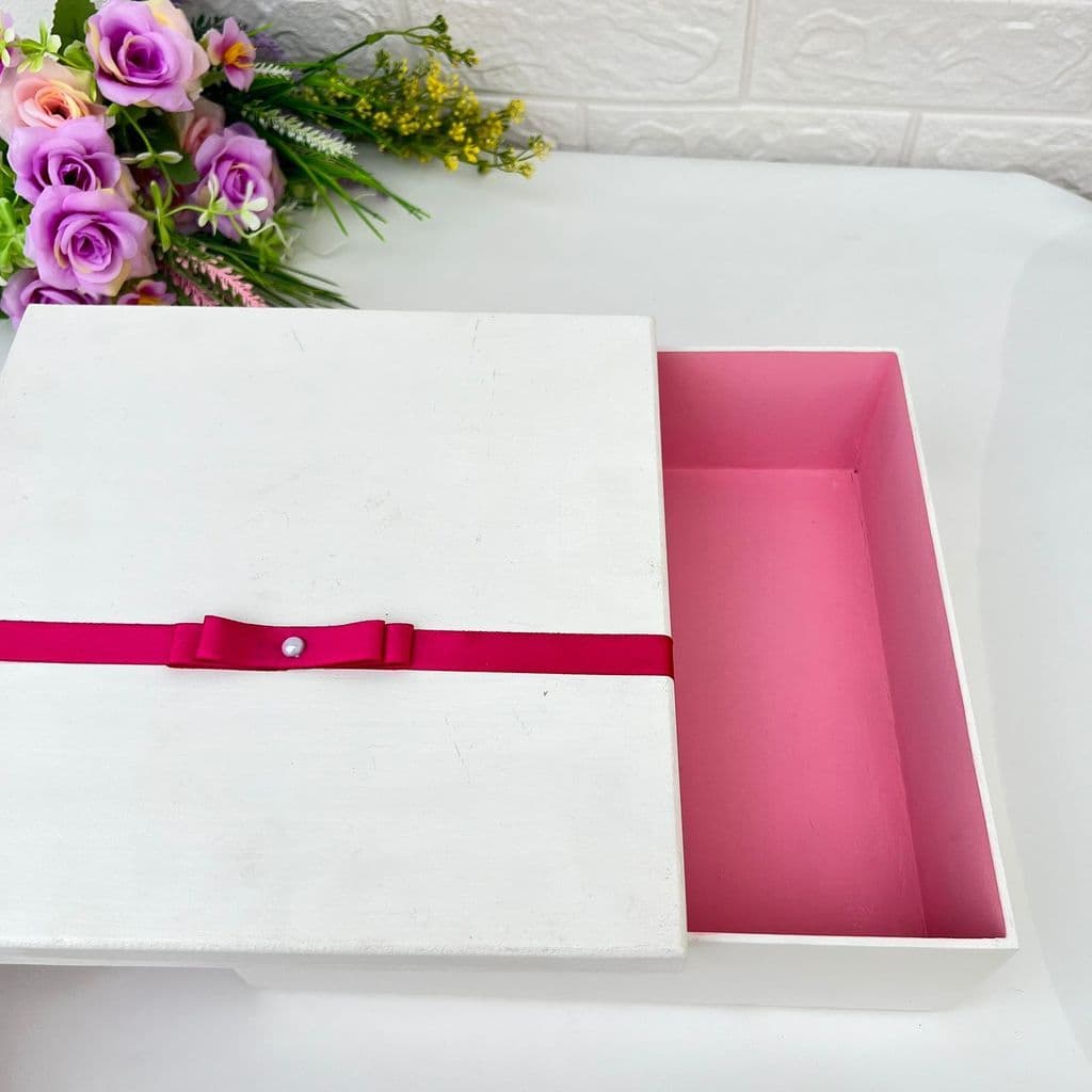 Caixa Presente MDF Branca com Fita Cetim Pink — Kit Robe e Pantufa