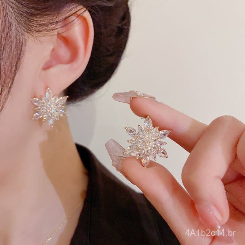 Os novos brincos de floco de neve com microincrustações de zircônia da Dongdaemun para mulheres são elegantes, estilosos