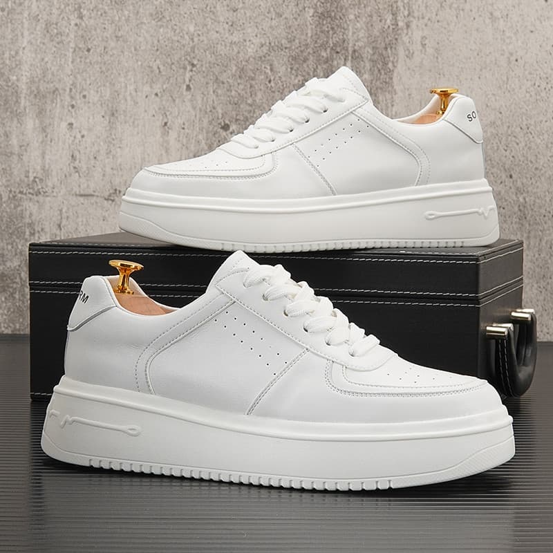 Sapatos brancos de aumento interno masculino 2026 primavera novos sapatos casuais sapatos da moda masculina tênis de sol