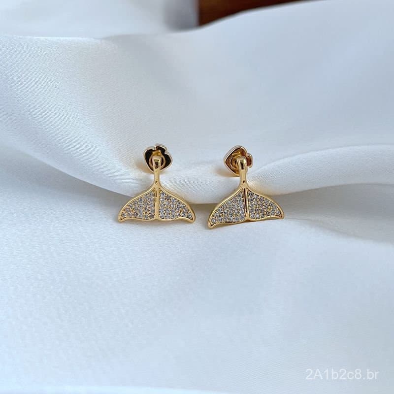Brincos estilo Ins de luxo leve, banhados a ouro 18K, com zircônia e design de cauda de sereia, com tachas de prata S925