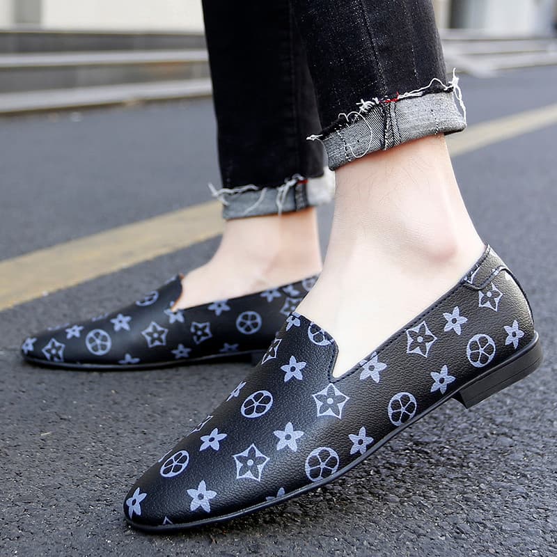Couro genuíno pequenos sapatos de couro masculino preguiçoso Casual ervilhas sapatos masculinos na moda dedo do pé apont