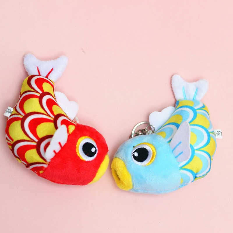 Bonito pequena carpa pingente de pelúcia boneca criativa Koi pequeno peixe Ragdoll boneca feminina mochila pingente chav