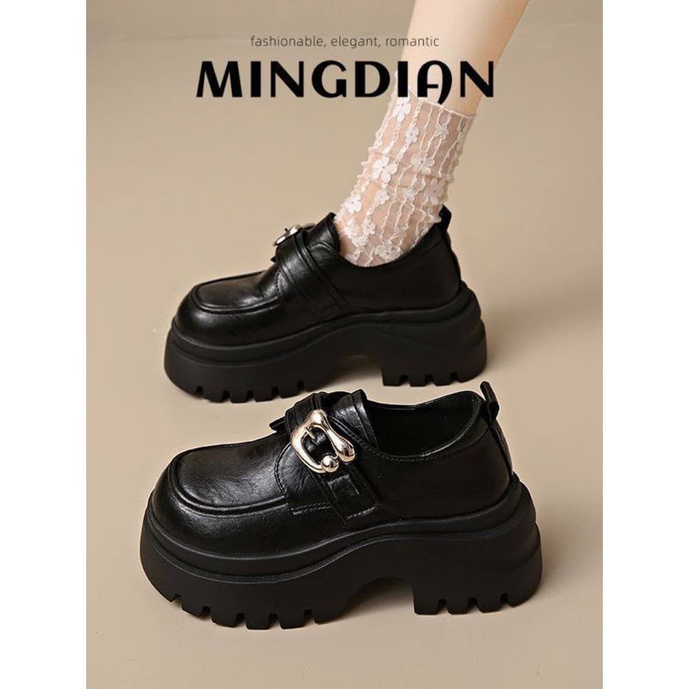 Mocassins de sola grossa femininos 2026 primavera novo estilo estilo britânico fivela de Metal sapatos de couro platafor