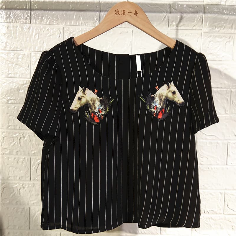 Atraente verão Casual topo em torno do pescoço de manga curta camiseta feminina listrado Vertical pequena camisa malásia
