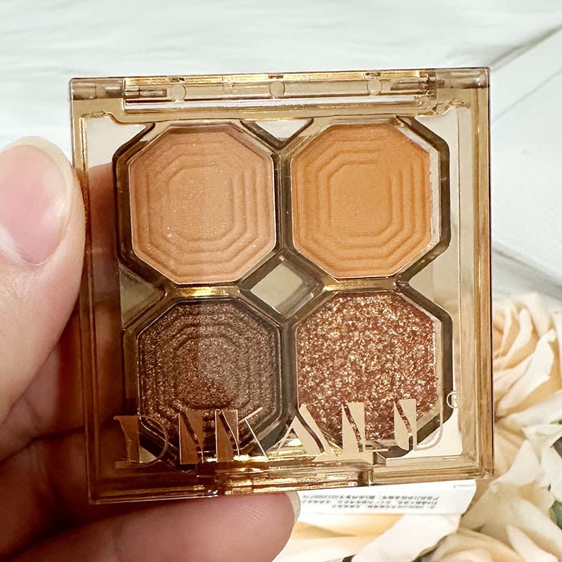 DIKALU sombra de quatro cores brilhante Gem paleta de sombras de quatro cores diamante perolado fosco maquiagem segurand