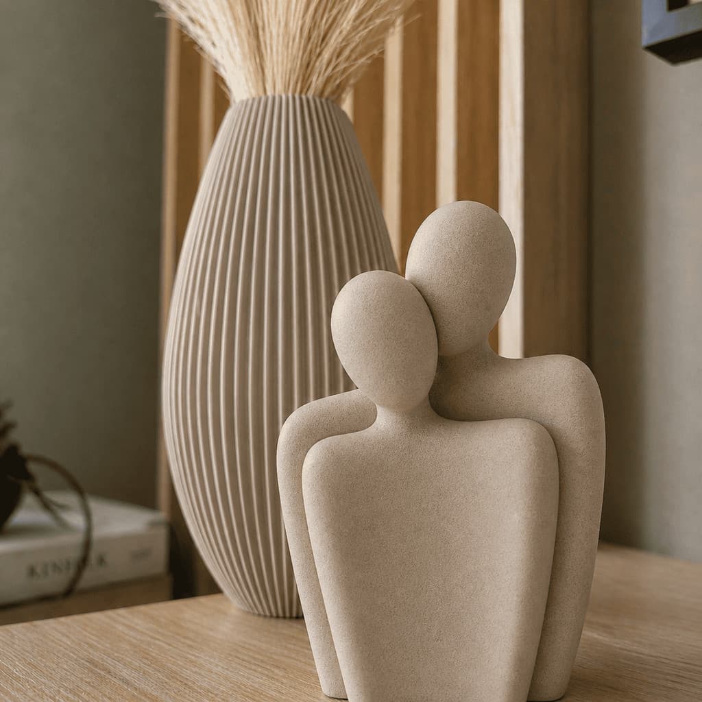 Kit Escultura Casal  + Vaso Decorativo – Ideal para Plantas Artificiais e Arranjos Decorativos