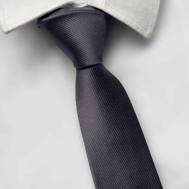 Gravata cinza semi-ajustada, adequada para noivos e padrinhos usarem em casamentos e conferências.