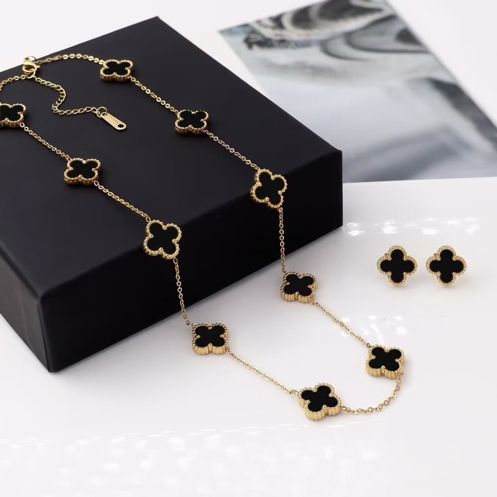 Brincos e colar unissex em aço inoxidável banhado a ouro 18K, com design de trevo de quatro folhas em ambos os lados.