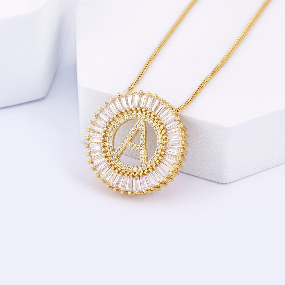 Exquisito colar com pingente de letras A-Z, feito de material de ouro/prata, incrustado com micro-diamantes de zircônia