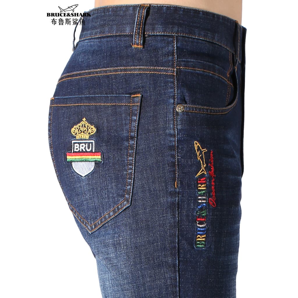 Calças de brim bordadas masculinas de verão calças retas finas Bruce Shark Street Wear tamanho grande calças masculinas
