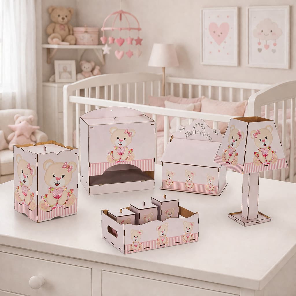 Conjunto Ursinha Rosa para Higiene do Bebê – Kit MDF com 8 Peças Artesanais