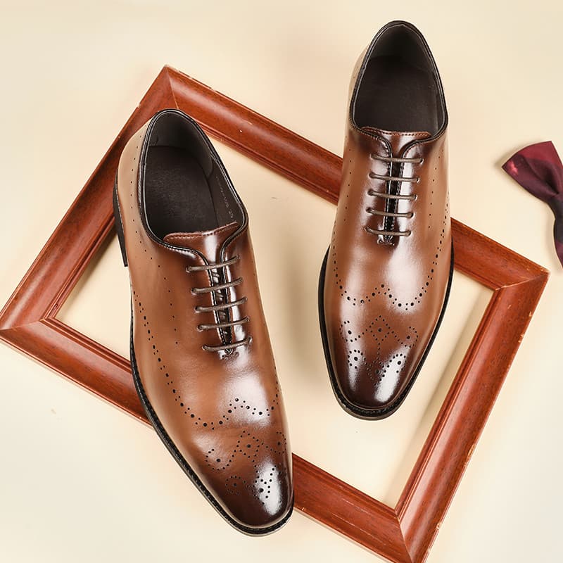 Estilo britânico novo estilo primavera couro genuíno Brock esculpido rendas sapatos de couro de negócios masculino Forma