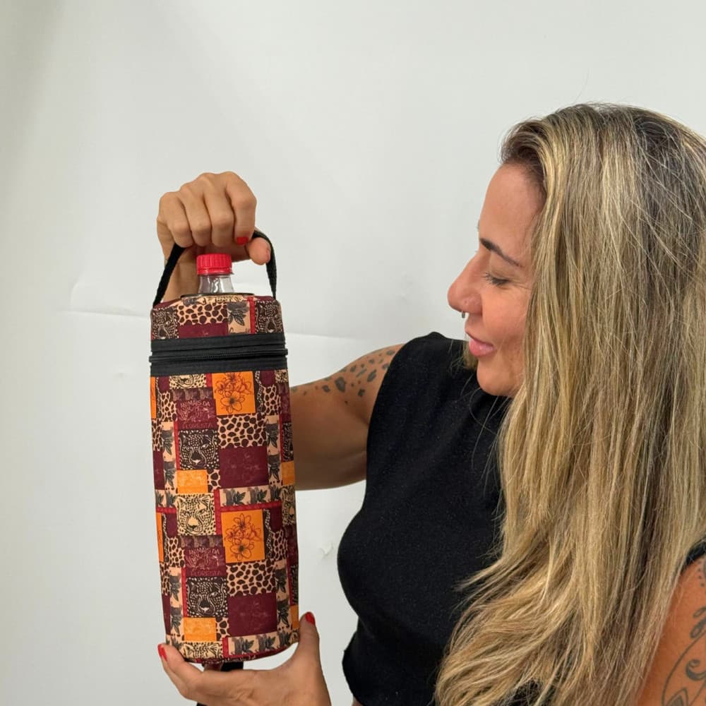 Bolsa Porta Garrafa Térmica 1L Estampada com Zíper e Alça Compacta Resistente