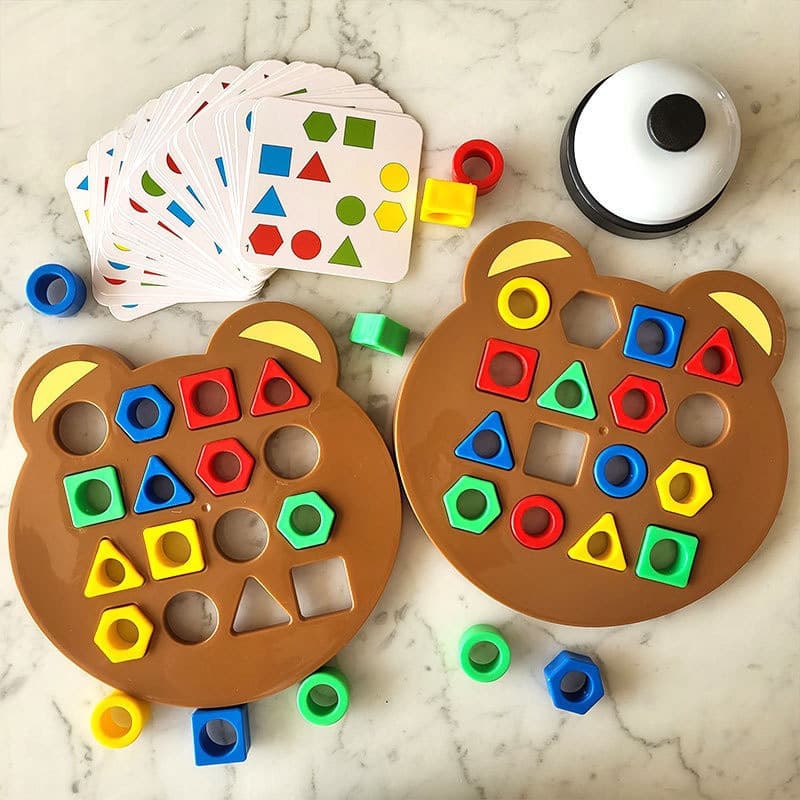 Brinquedo educativo Montessori para treinamento de correspondência de formas geométricas, que estimula a atenção e a con