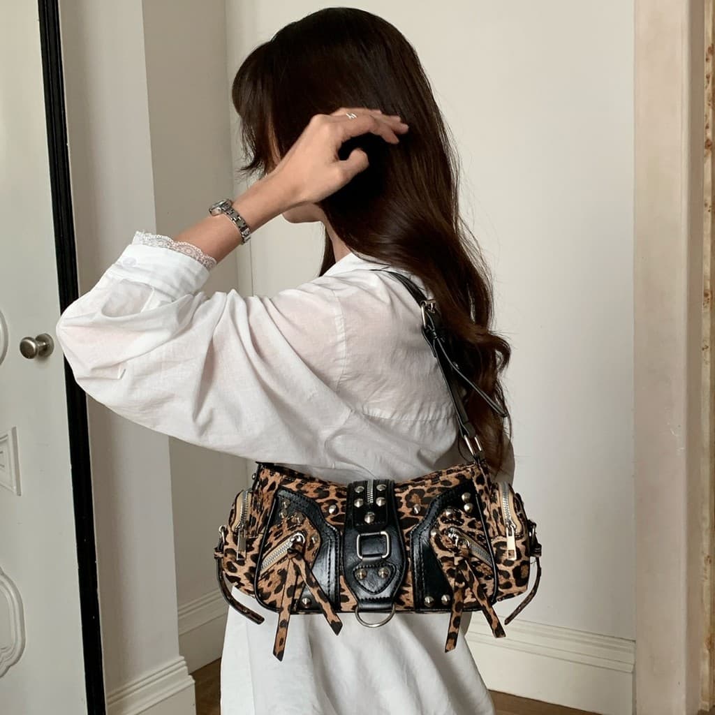 Doce legal y2k quente menina axilas saco nicho Design indústria pesada motocicleta saco rebites leopardo impressão Commu