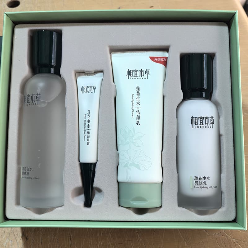 Acessível Materia Medica Lotus Peanut Water Conjunto de quatro peças Hidratante Hidratante Leite de limpeza Creme para o