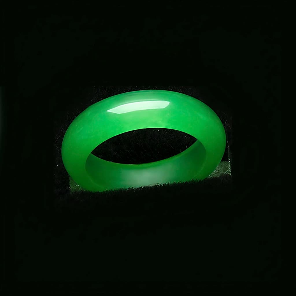 Anel Unissex de Pedra Natural Quartzo Verde–Estilo Jade, Elegante, Aro Confortável e Ideal para Moda e Energia Positiva