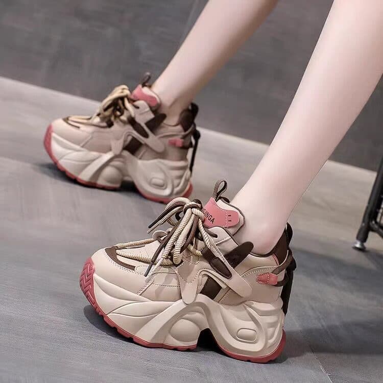 Venda quente de sola grossa papai sapatos femininos 2025 novo estilo verão mostrando pés pequeno aumento interno pequeno