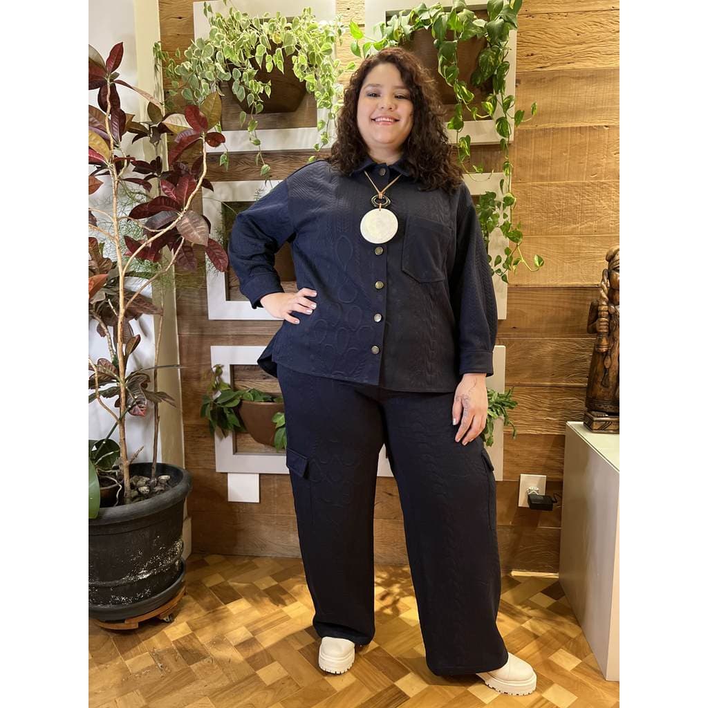 Calça cargo em malha texturizada azul marinho plus size