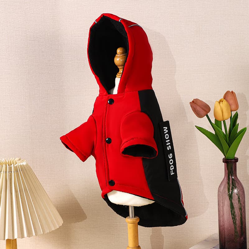 Roupa para Cães de Estimação Espessa com Capuz e Bolsos com Botões em Vermelho e Amarelo; Elegante Roupa de Duas Peças p