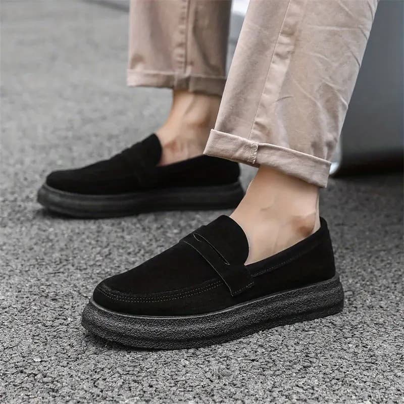 Mocassim Masculino Slip On Casual Marrom e Preto Solado Grosso Antiderrapante Estilo Urbano Conforto