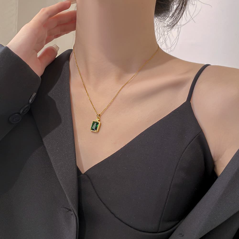 [Estoque pronto] Moda esmeralda pedra preciosa frasco de Perfume colar de aço titânio feminino luz luxo geométrico claví