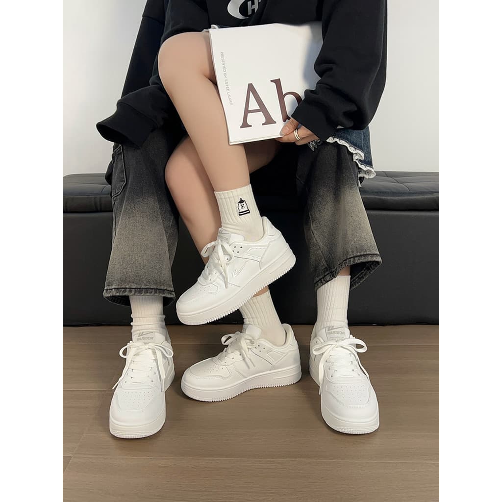 Puxar para trás sapatos de casal feminino 2026 novo estilo de venda quente primavera sapatos brancos de sola grossa femi
