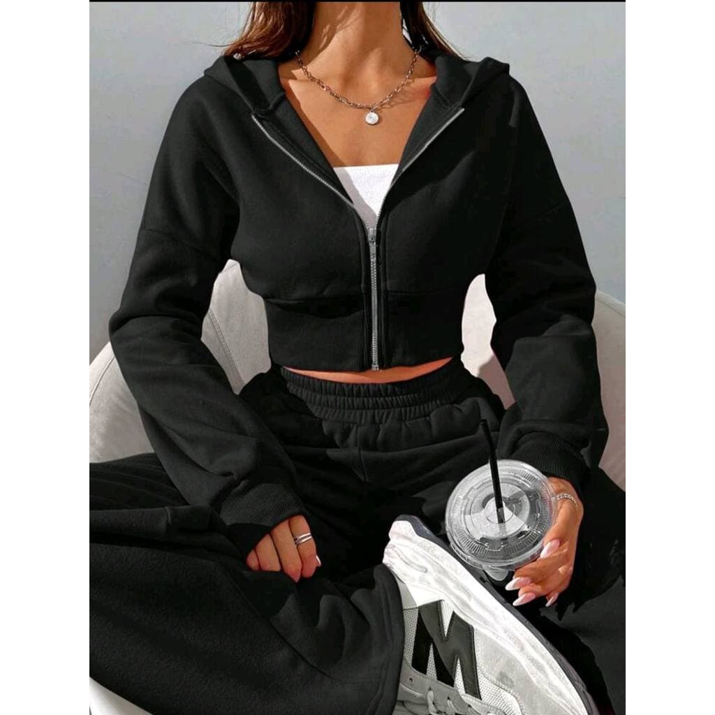Conjunto Moletom Feminino cor PRETA blusa com capuz e zíper, calça cargo detalhes de costura com seixo P-M-G