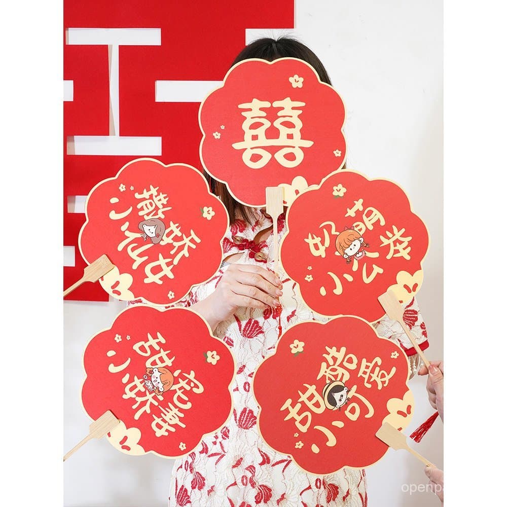 Nossos produtos para casamento incluem leques de mão para a festa de recepção da noiva, acessórios fotográficos para o g