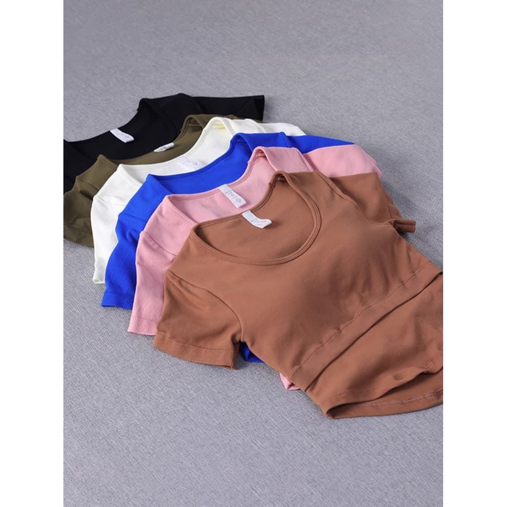 Um copo almofada de peito respirável Wicking apertado Fitness de manga curta esportes camiseta topo Yoga Wear confortáve