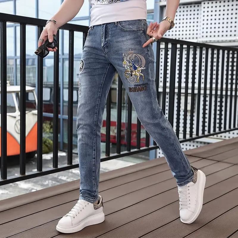 2026 novo estilo Street Wear calças bordadas verão na moda magro-ajuste pés pequenos finos casuais calças azuis estilo m