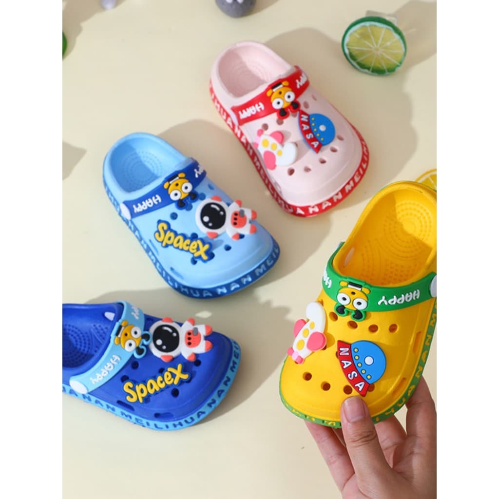 Crianças buraco sapatos dos desenhos animados do bebê sandálias de sola macia chinelos Ultra-leve antiderrapante criança