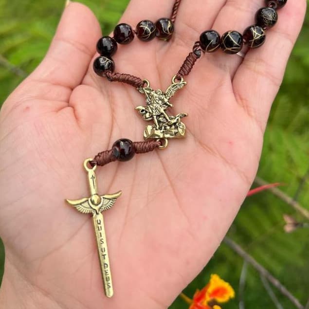 Dezena de São Miguel Arcanjo para Retrovisor - 17 cm | Madeira com Entremeio e Espada em Metal - Distribuidora Catedral