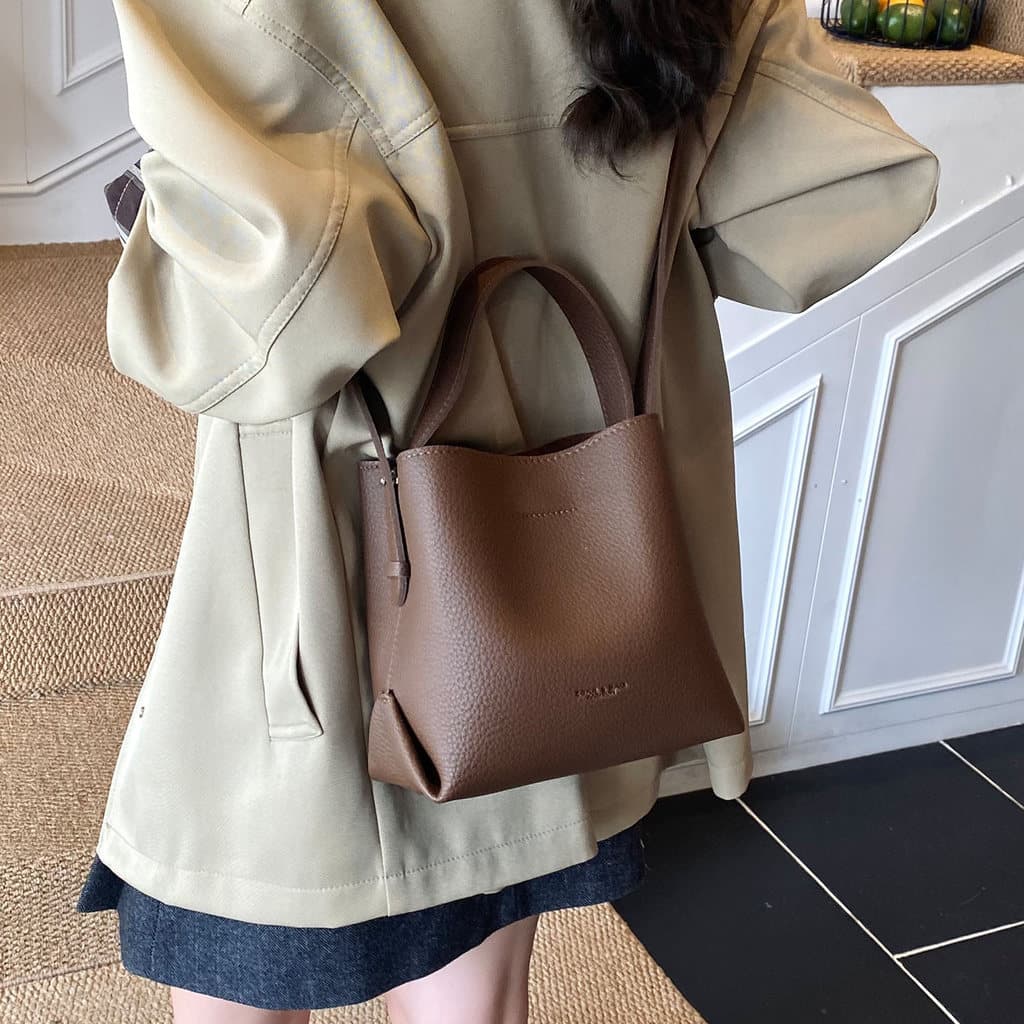 Bolsa balde de temperamento simples de alta qualidade 2025 Commuter All-Match Super quente bolsa moda na moda versão cor