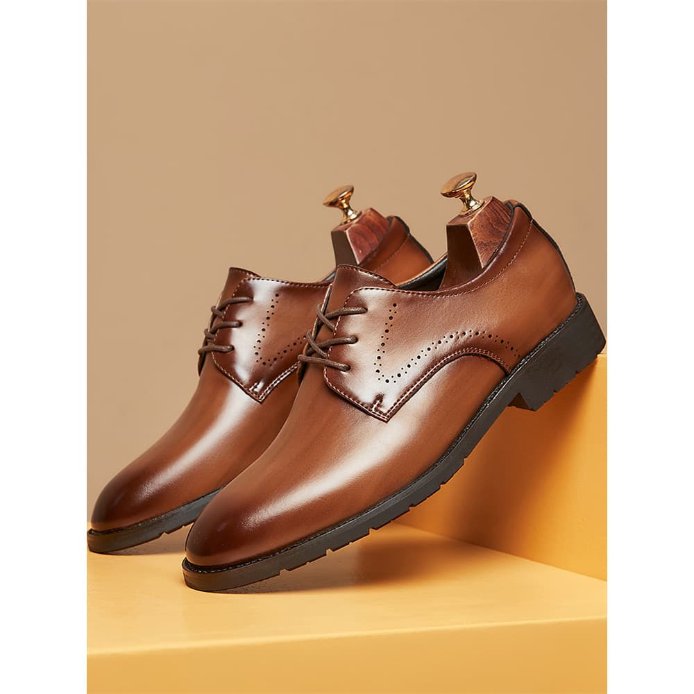 Primavera verão 2026 novo estilo britânico rendas dedo do pé redondo negócios Formal sapatos de couro masculino esculpid