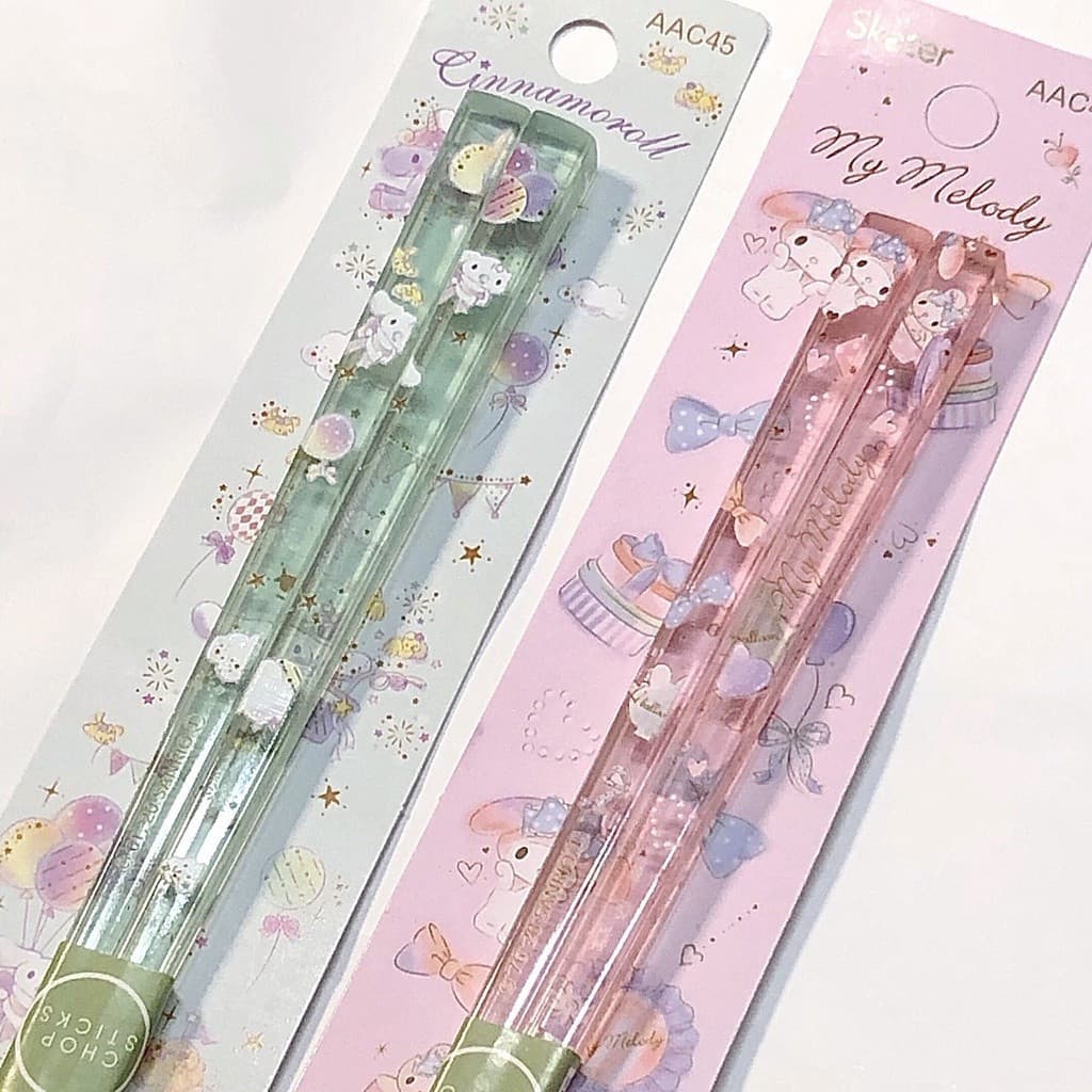A Sanrio lançou talheres e hashis portáteis para crianças e estudantes, com My Melody e Koko como personagens, com desig