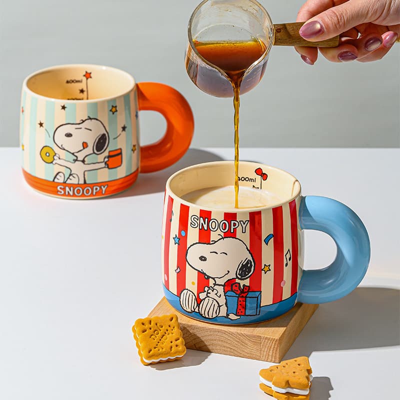Snoopy com escala caneca de cerâmica novo estilo de alto valor copo de água doméstico casal xícara de café presente de a