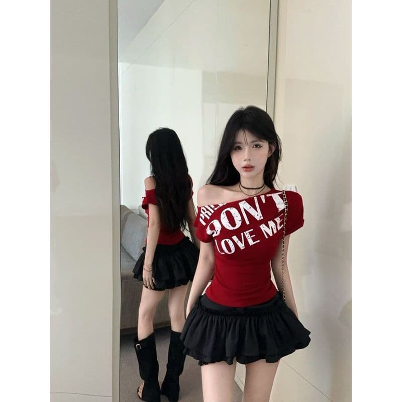 Carta vermelha impressa ombro inclinado manga curta camiseta feminina verão fino ajuste Design de cintura estreita senti