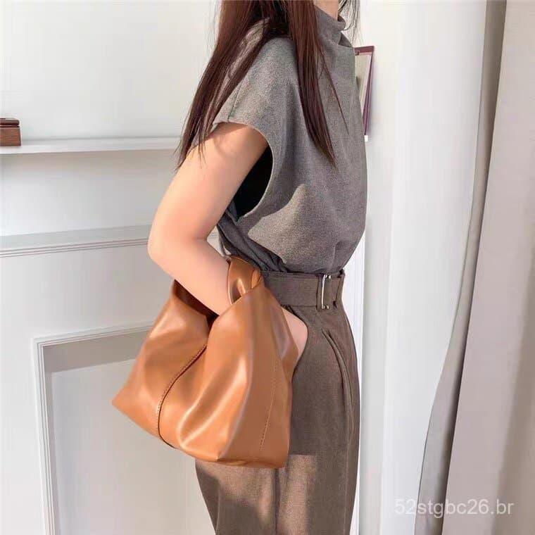 Bolsa de mão plissada de alta qualidade coreana, design de moda 2023, bolsa versátil de couro macio em formato de bolinh