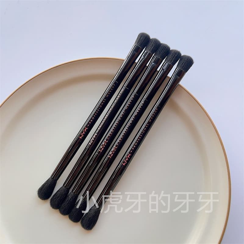 Pincel prático de duas cabeças!Um pincel multifuncional!NYX Pincel para os olhos Pincel para maquiagem Pincel para manch