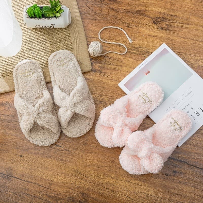 Arco bonito chinelos de pele feminino outono inverno moda interior versão coreana casa piso de madeira mudo pelúcia quat