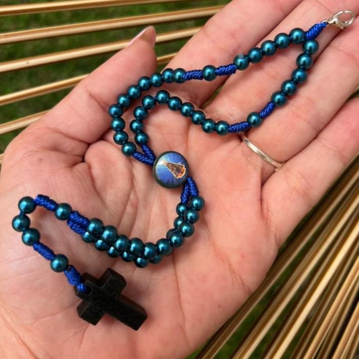Terço de Pulso Nossa Senhora Aparecida Pérola Azul ABS – 19cm com Cruz de Madeira e Fecho Metálico