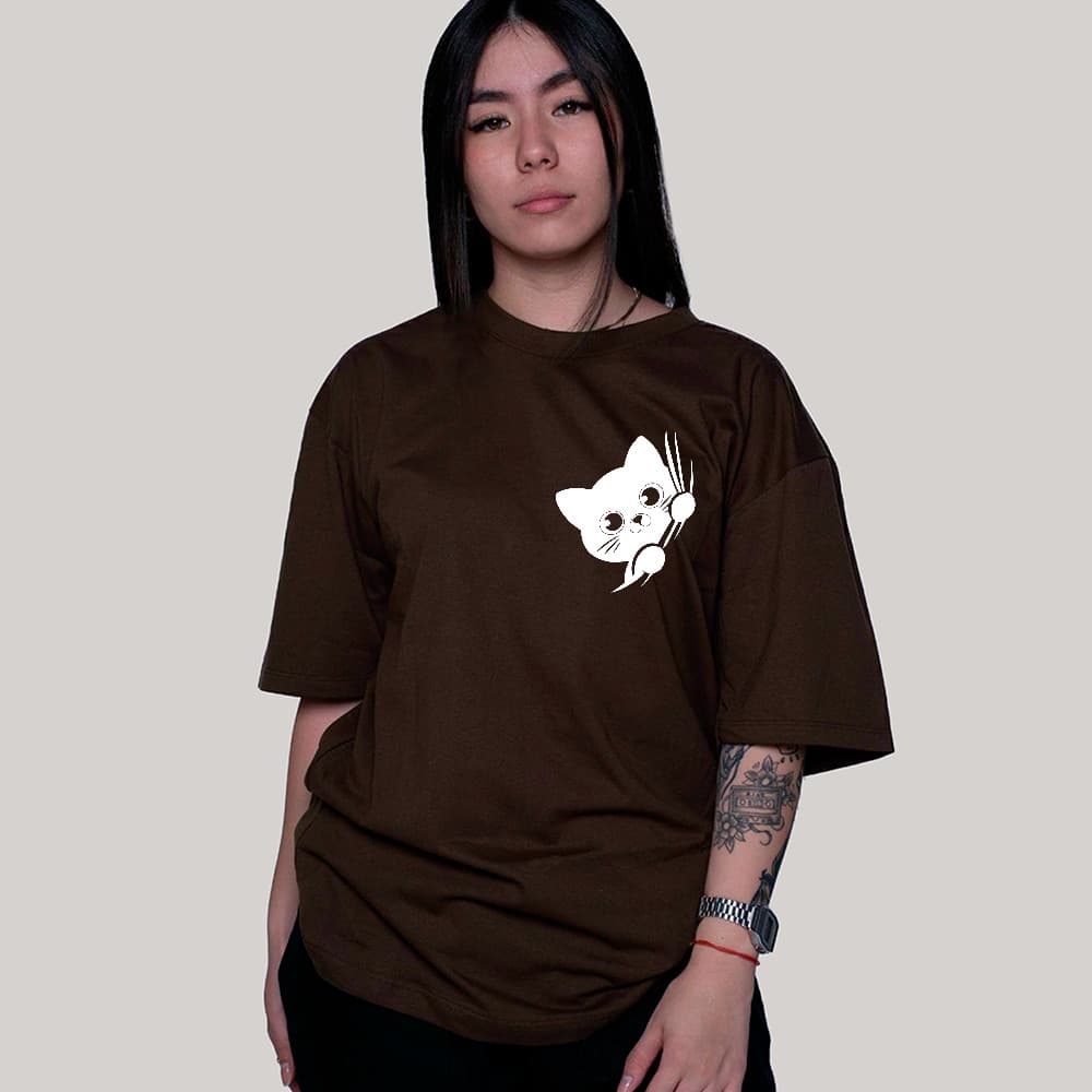 Camiseta Oversized Feminina com Gato Saindo do Bolso Um Toque Divertido ao Look Casual