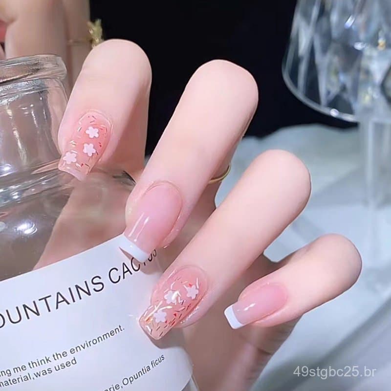 Unhas postiças estilo francês, simples e elegantes, com pequenas flores brancas, manicure de bailarina feminina e refina
