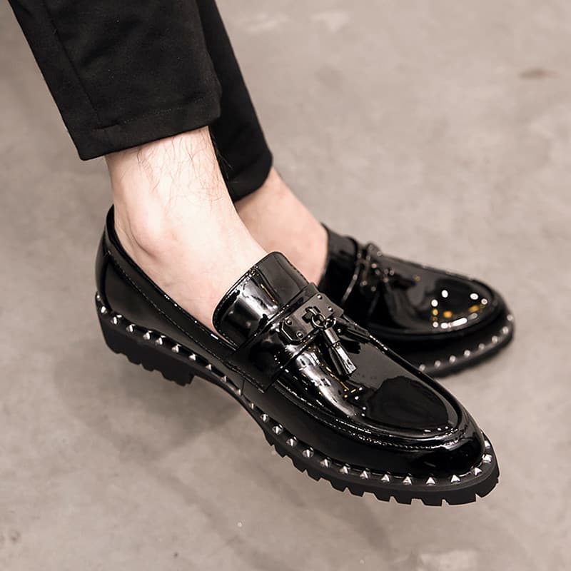 Novo estilo de moda couro envernizado conjunto masculino britânico pé brilhante sapatos da moda dedo do pé apontado All-