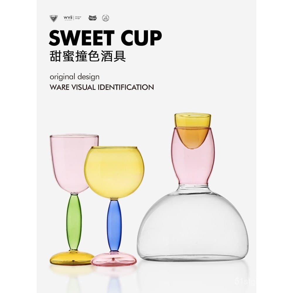 Design criativo com blocos de cores e alto apelo estético, conjunto de taças altas de vinho e decantador na cor bordô pa