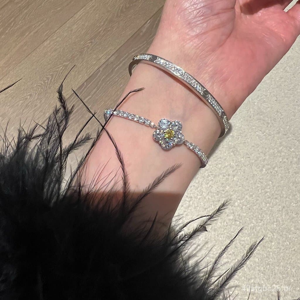 Produto original e exclusivo da Poetictwinkle "Como uma Flor de Verão" - pulseira de flores em prata esterlina 925 com c