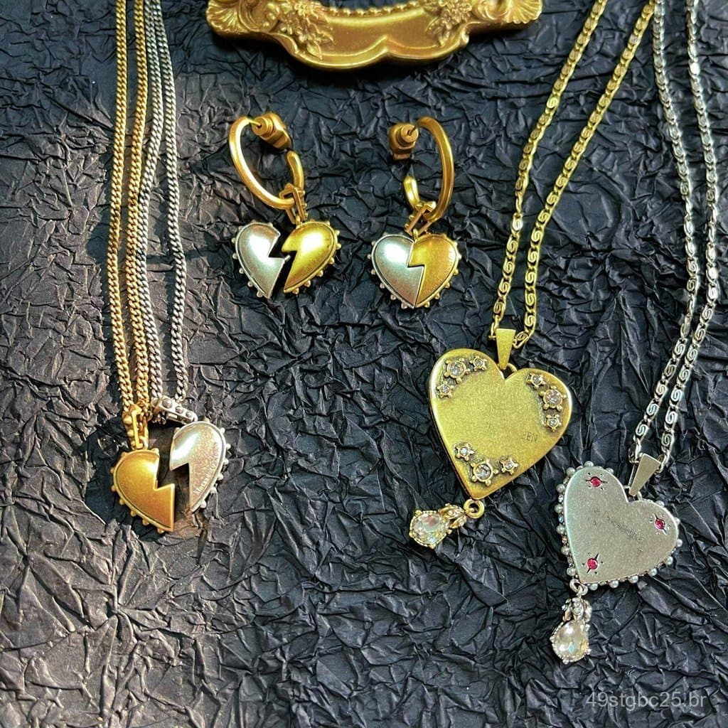Brincos, anéis, colares, pulseiras da série "Coração Barroco" da Maijia, vintage e de segunda mão, e suéter retrô de cam