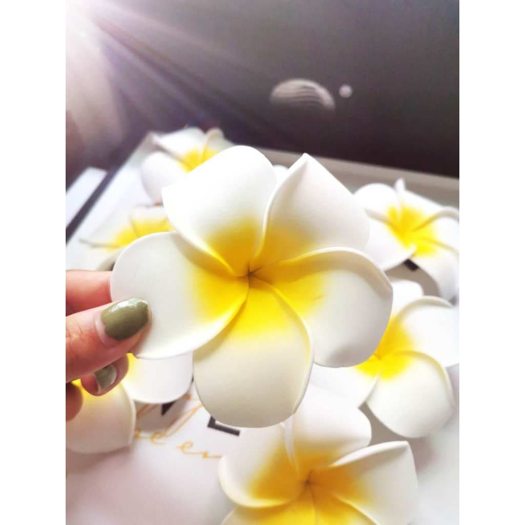Ju Jingyi mesmo estilo Tsuba vestir-se férias à beira-mar Frangipani grampo de cabelo flor clipe lateral pequena fada Ha