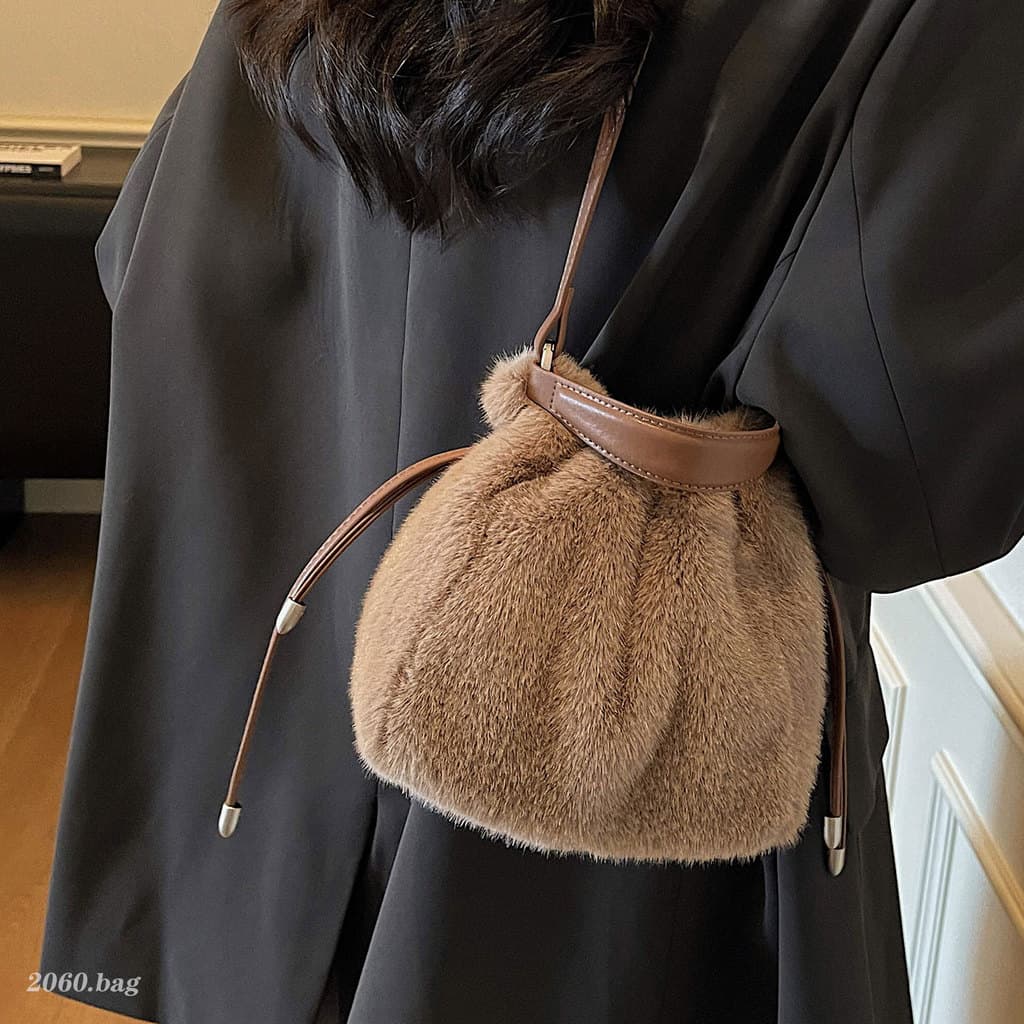 Bolsa balde de pelúcia de inverno moda feminina na moda 2025 nicho Design versão coreana ins bolsa mensageiro portátil d